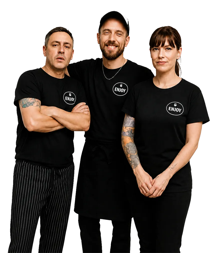 Equipo usando remeras personalizadas negras con el mismo logo
